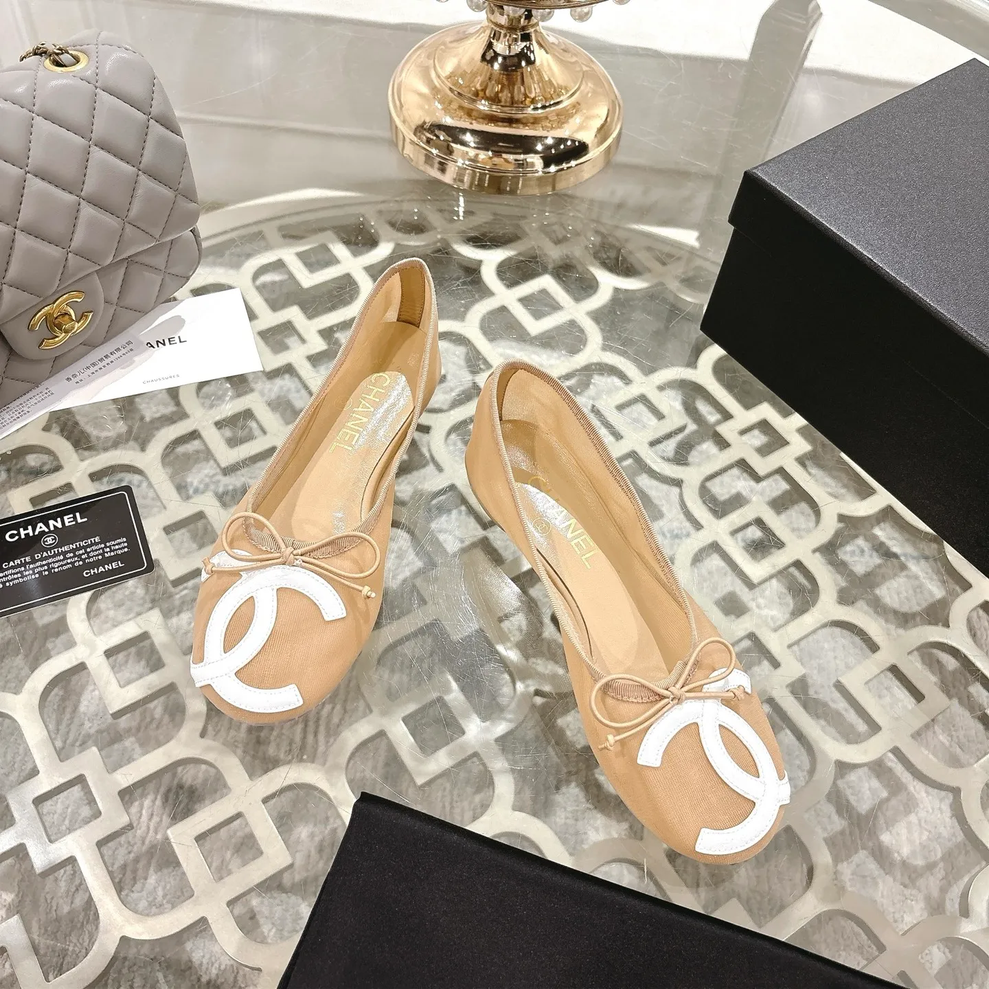 👟👟Ex-factory price 520👟👟 Mesh [purchase-level quality] CHANEL Xiaoxiang 25/A new summer bow-tie shoes 💃 This pair of "dancing shoes" is really breathtakingly beautiful! Made of cowhide fabric + exquisite electric embroidery, every detail exudes a sense of high-end ~ classic bow design, Italian genuine leather sole, comfortable and elegant on the feet, a perfect must-have for fairies!  🌟 All counters are from the same source! All materials are customized according to the original 1:1, and are developed and patterned from genuine products. The quality is absolutely assured ~ a classic that must be bought every year, a versatile artifact that looks great whether paired with skirts or jeans!  💖 The perfect finishing touch for summer outfits, sisters, just do it! 👉 Fabric: Imported sheepskin Lining: Imported sheepskin Outsole: Private molded outsole Size: 35-40